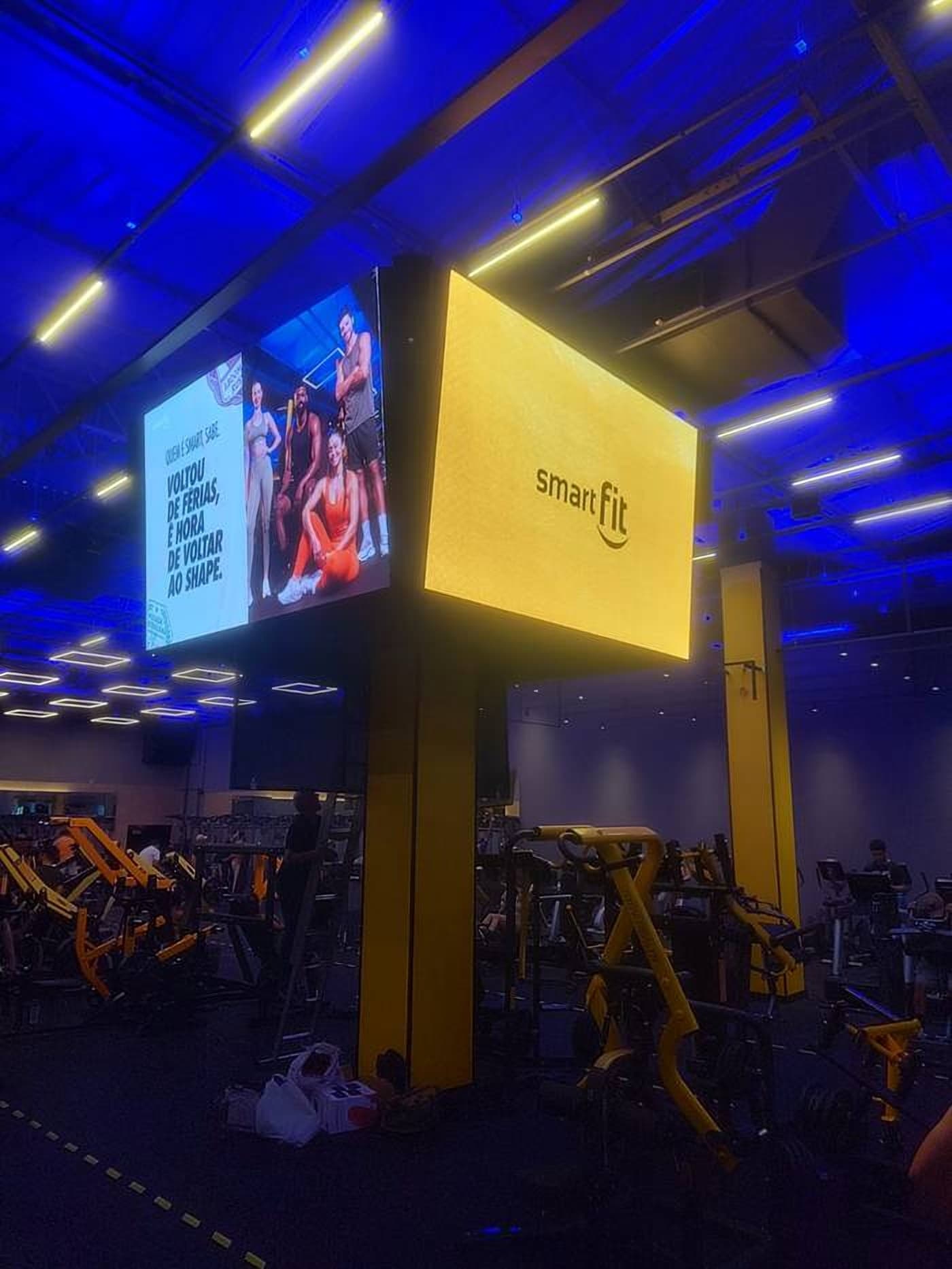 Painel de LED instalado na área de musculação de uma academia