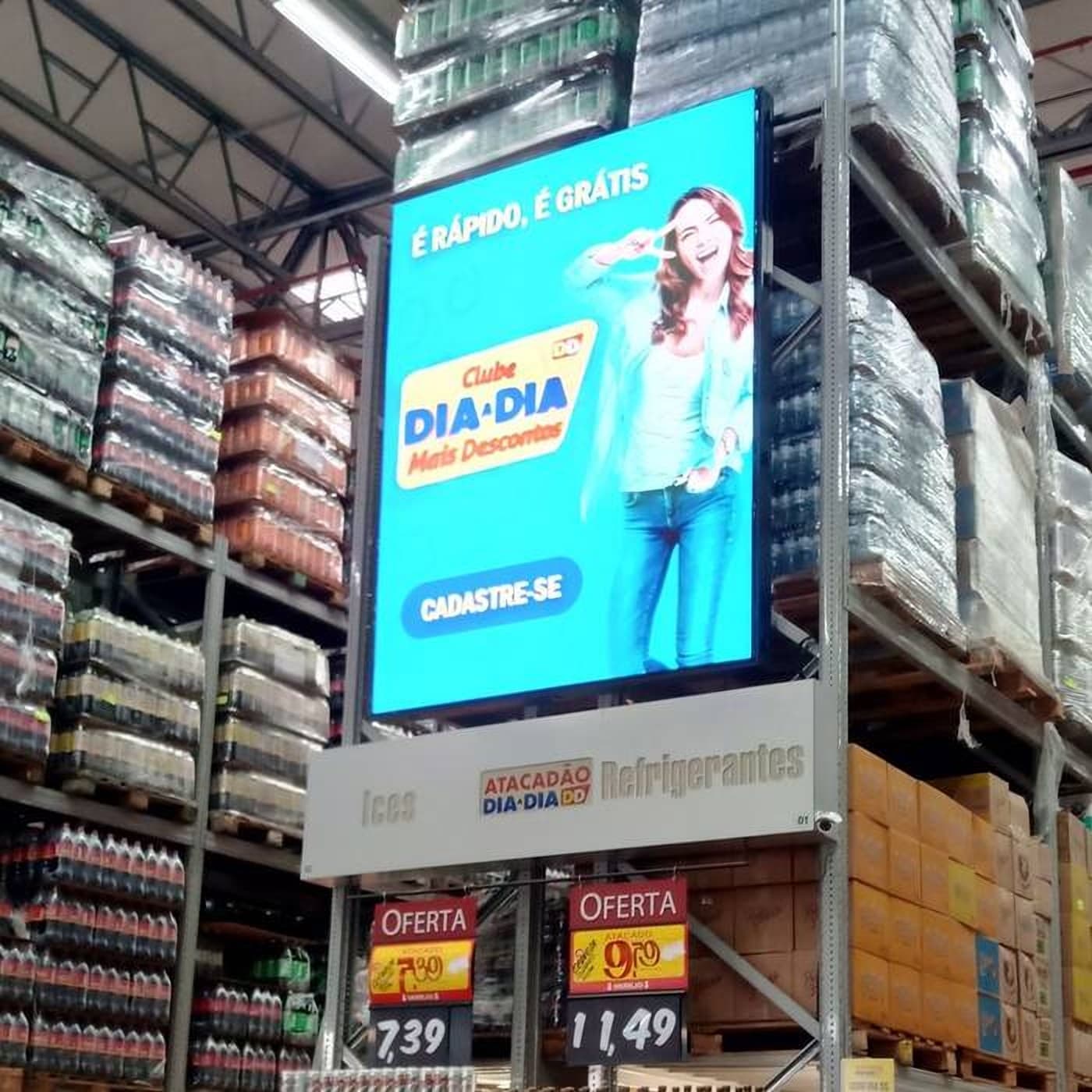 Coluna de LED instalada no corredor de um atacado