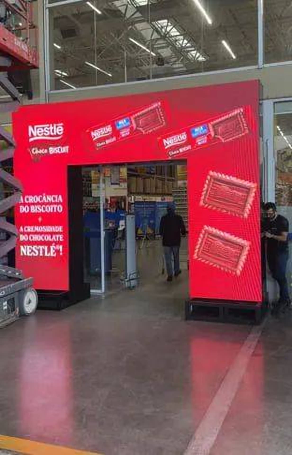 Portal de LED montado como entrada de um evento, exibindo arte da ativação