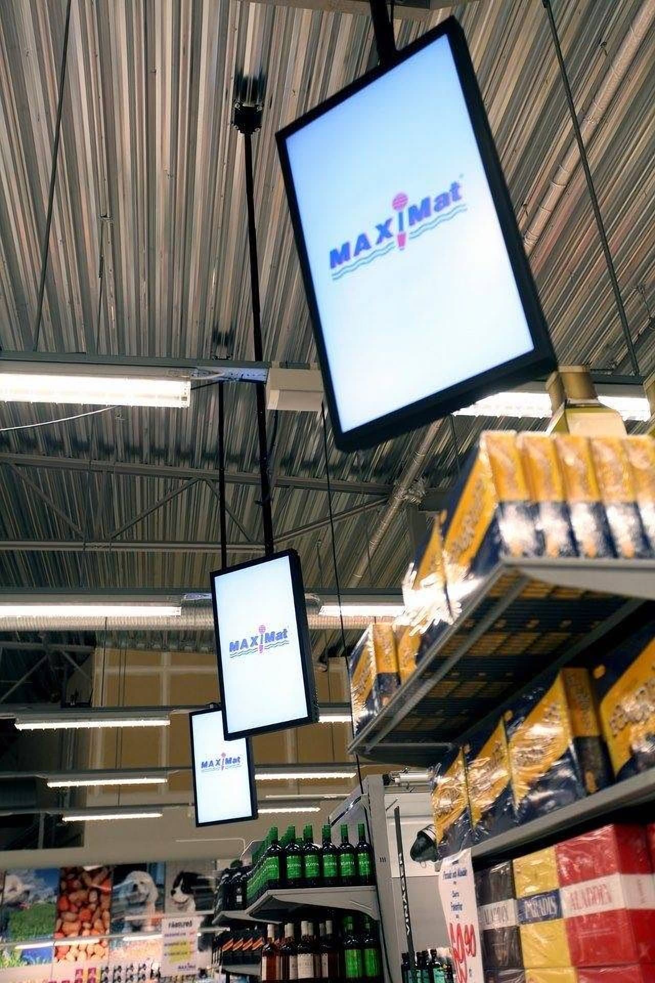 Telas digitais suspensas no corredor de um home center