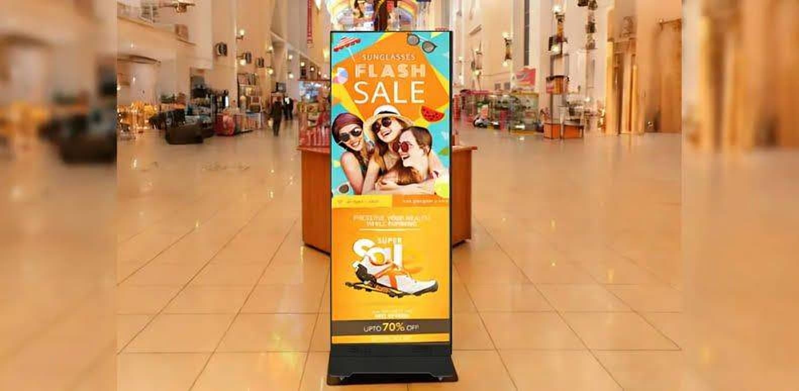 Totem digital de LED em área de circulação de shopping