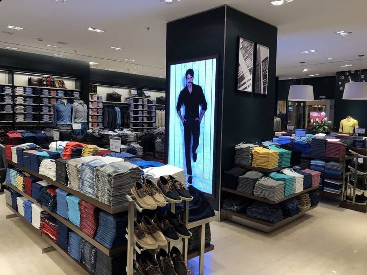 Coluna de LED dentro de uma loja de moda