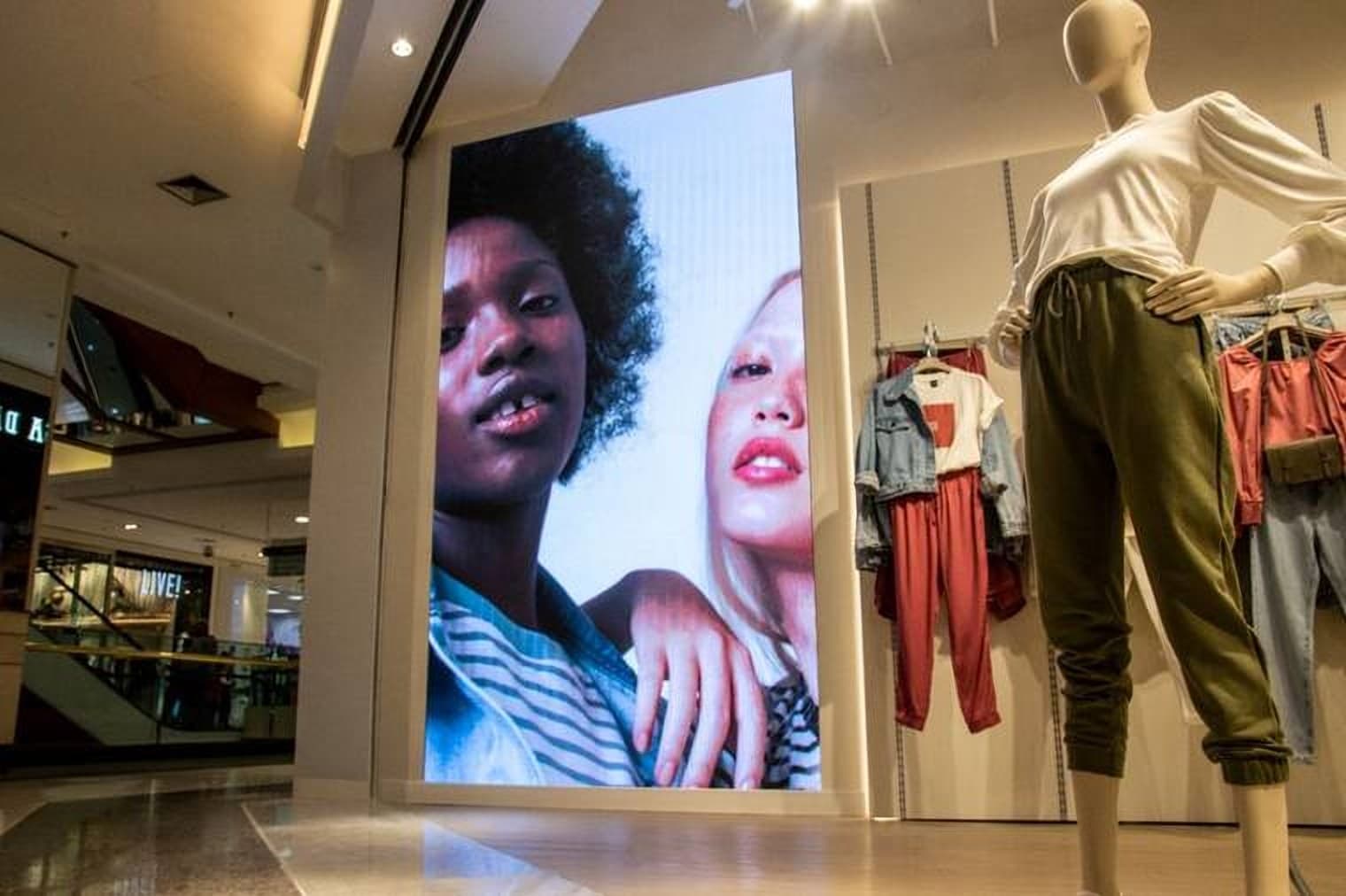 Painel de LED instalado na vitrine de uma loja de moda