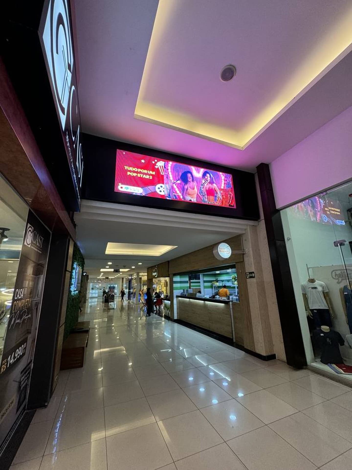 Painel de LED instalado em corredor de shopping exibindo campanha