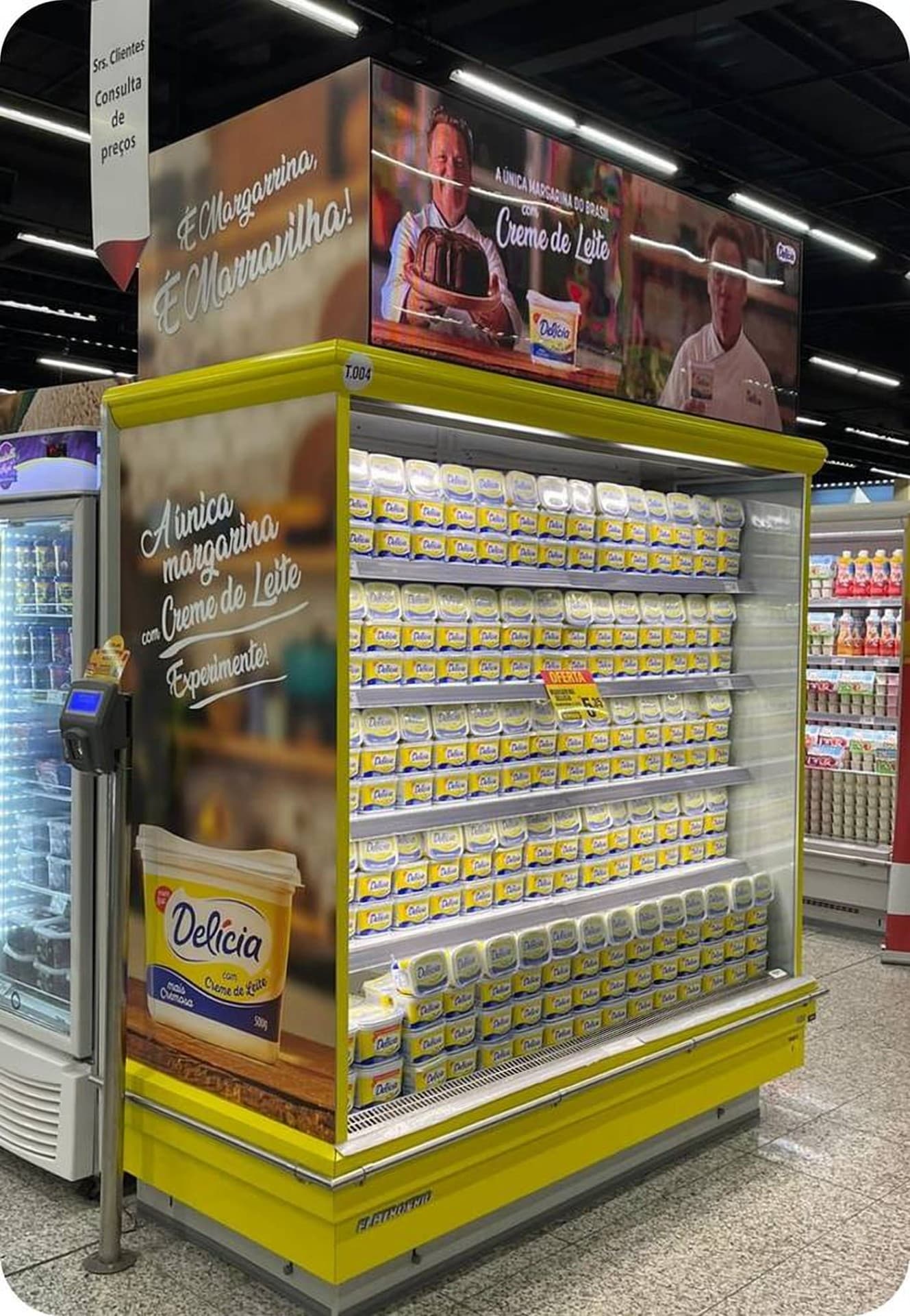 Tela de LED na ponta de gôndola de supermercado
